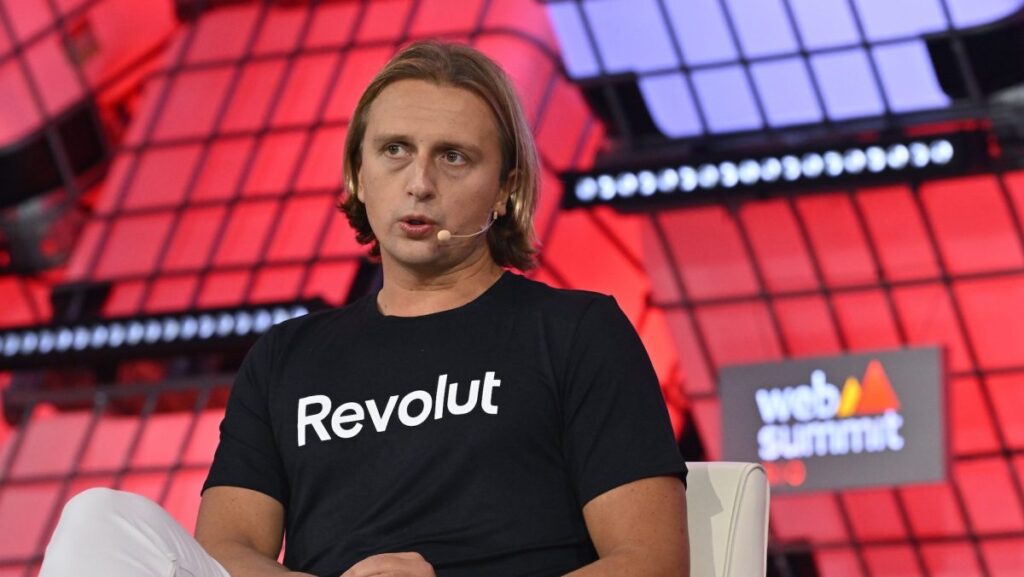 exclusive:-rippling-wants-uk-fintech-revolut-to-reveal-who-paid-off-deel’s-alleged-“spy”